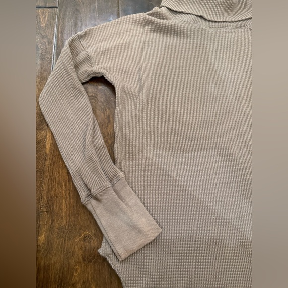 Aritzia The Group by Babaton Thermal Cowl Neck Long Sleeve Taupe size XXS - Picture 3 of 14